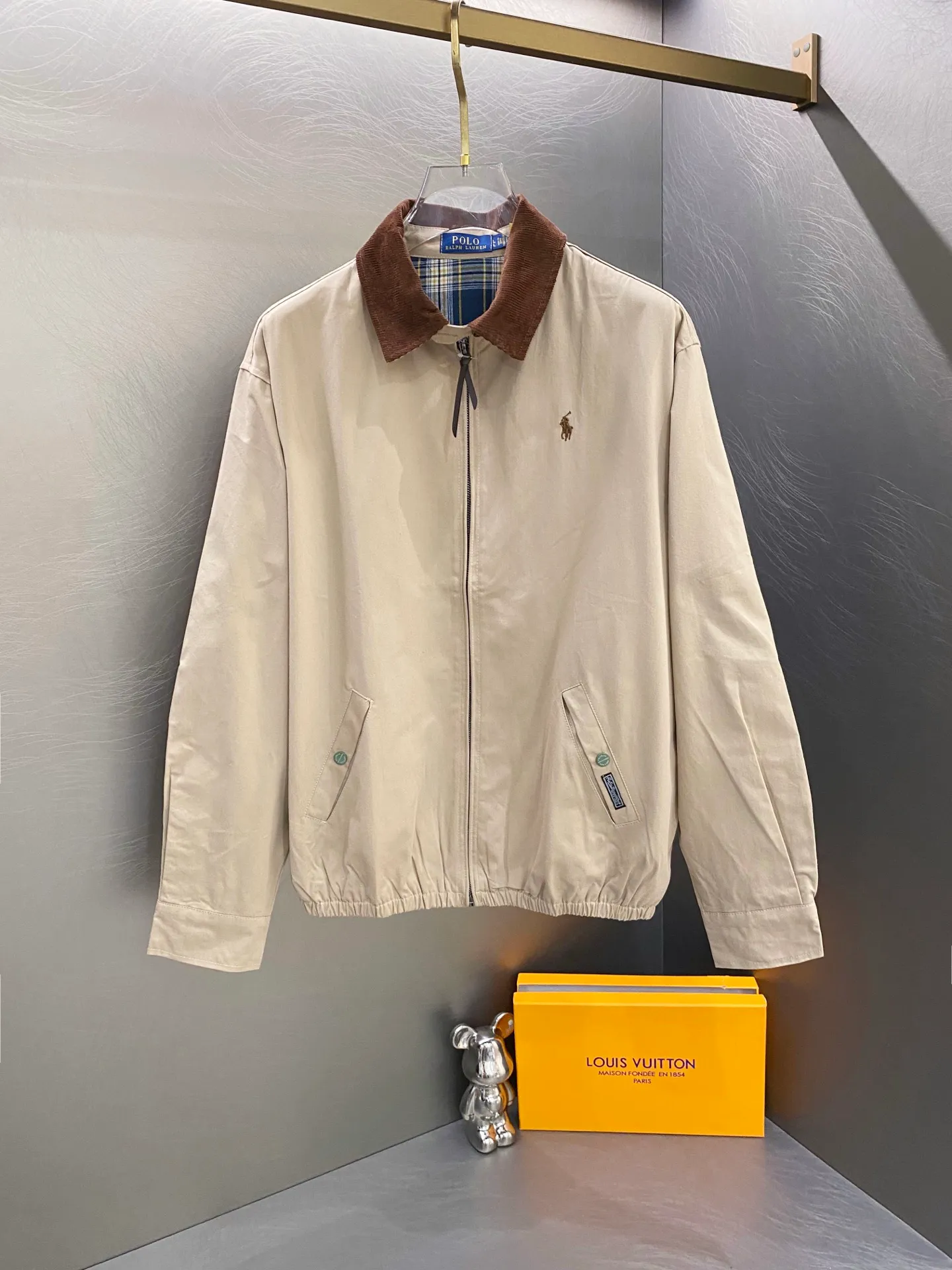 P290 Ralph Lauren second-hand corduroy collar jacket. This Ralph Lauren second-hand jacket has a high usage rate in autumn and winter. The corduroy collar is very American retro and the denim shirt inside is the Brokeback Mountain outfit that was very popular last year. The interior stripes and plaid are matched, which is a perfect combination of temperature and trend. This is also an eternal classic that both boys and girls can wear. The fabric is really different from others. The new model is not as stiff as the old model. I think it is better to wear. It is 100% pure cotton. The hardness is just right and not that stiff!! This is this year’s upgrade, but I feel it is easier to wear. The embroidery on the chest is made of German Oman embroidery fiber with original data. The embroidery process is very particular. It uses Japanese Tajima machines to ensure the embroidery is exquisite and three-dimensional, which is what I said is different from the ones on the market. Regarding the workmanship, the version is a loose version for both boys and girls!! The coat can be worn longer and is about to go out in October during the Mid-Autumn Festival. Retro will never go out of style. Color: Khaki Black Size: S-XL S: Bust 118, Length 70, Sleeve Length 68, Shoulder Width 50 M: Bust 122, Length 72, Sleeve Length 69, Shoulder Width 51 L: Bust 126, Length 74, Sleeve Length 70, Shoulder Width 52 XL: Bust 130, length 76, sleeve length 71, shoulder width 53